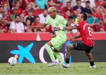 فيديو طردان وهدف مثير للجدل برشلونة يبدأ حملة الدفاع عن الليجا بثلاثية أمام مايوركا