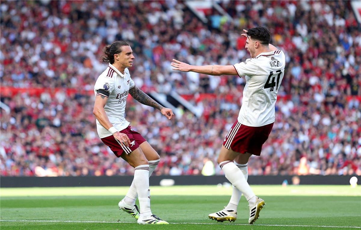 فيديو | كالافيوري يسجل هدف آرسنال الأول ضد مانشستر يونايتد