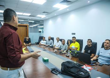 بحضور محمد معروف أوسكار رويز يجتمع مع الحكام لتقييم أدائهم في الدوري المصري