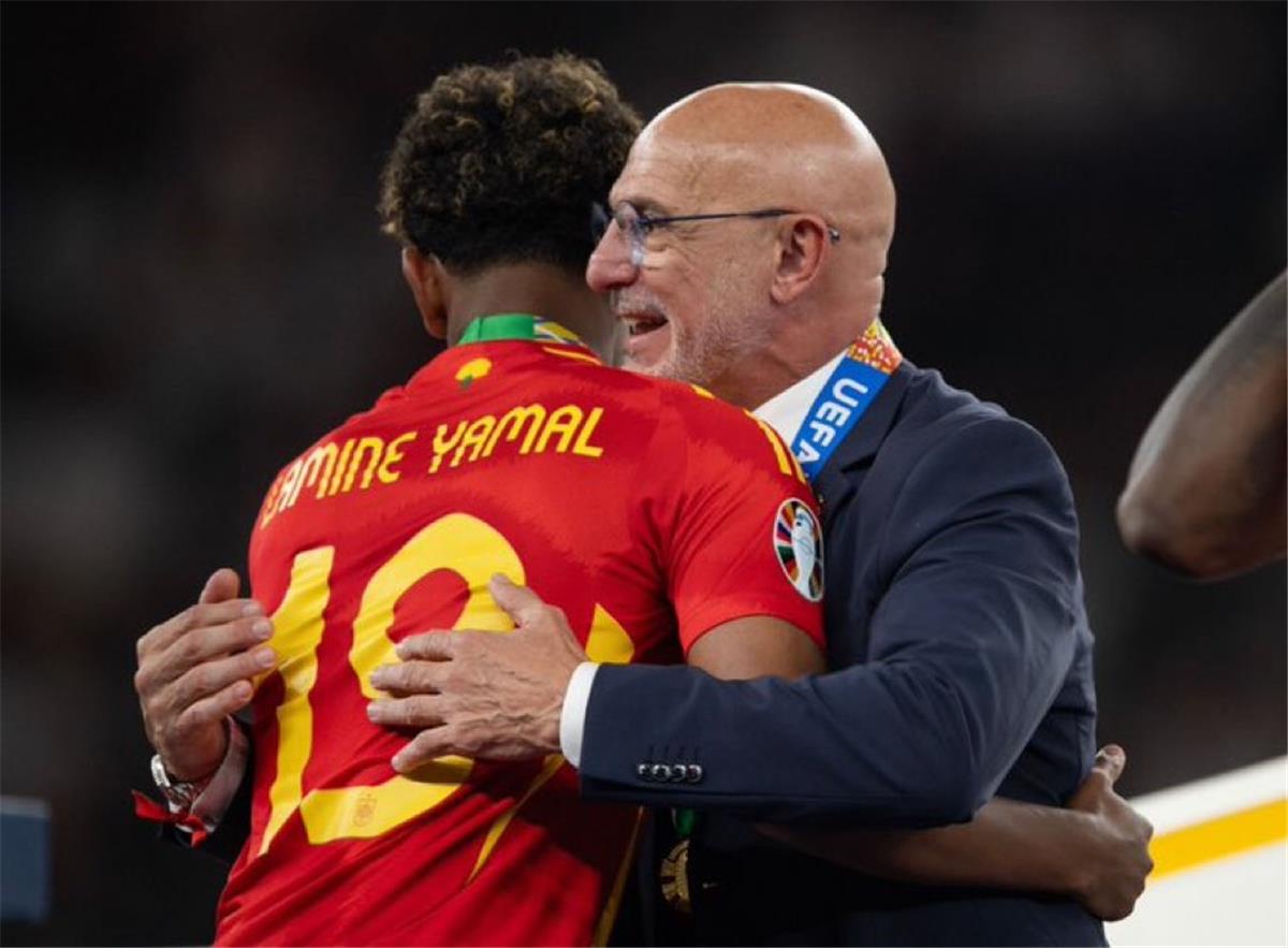 لويس دي لا فوينتي ولامين يامال