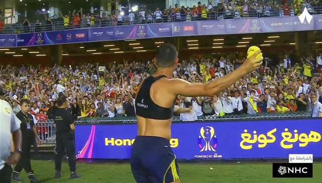 كريستيانو رونالدو يهدي قميصه للجماهير بعد مباراة النصر والاتحاد