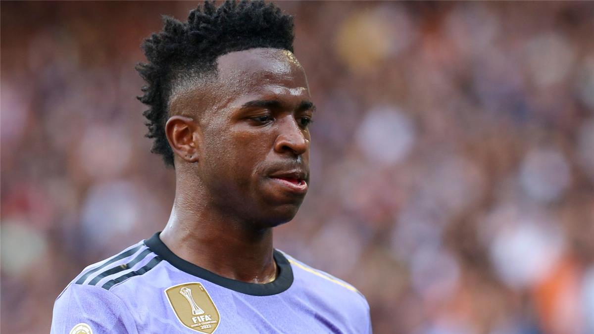 نيوز برو : الوضع على حافة الانهيار.. رد قاسي من فينيسيوس على عرض ريال مدريد لتجديد عقده