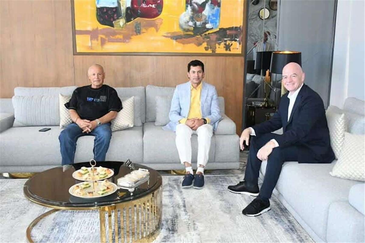 رئيس فيفا يوافق على طلب وزير الرياضة خلال زيارته للقاهرة