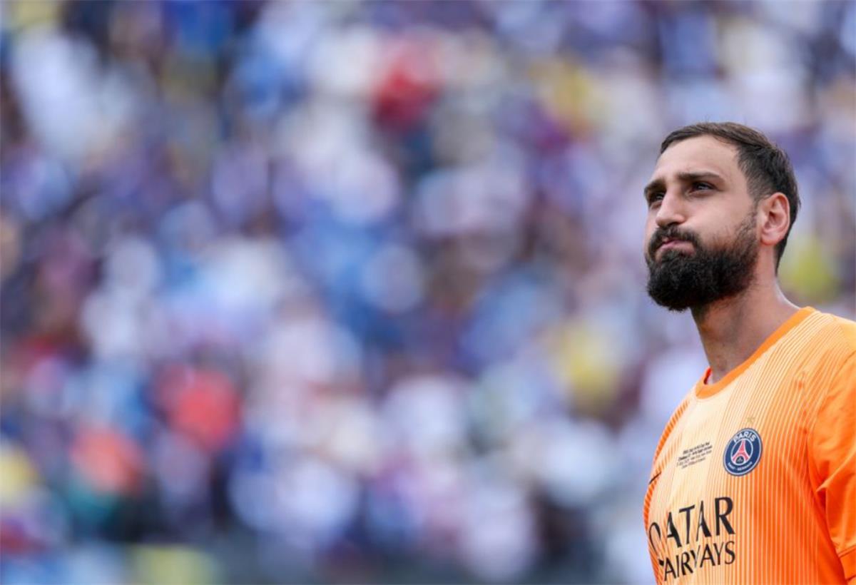 جوارديولا يكشف موقفه من تعاقد مانشستر سيتي مع دوناروما