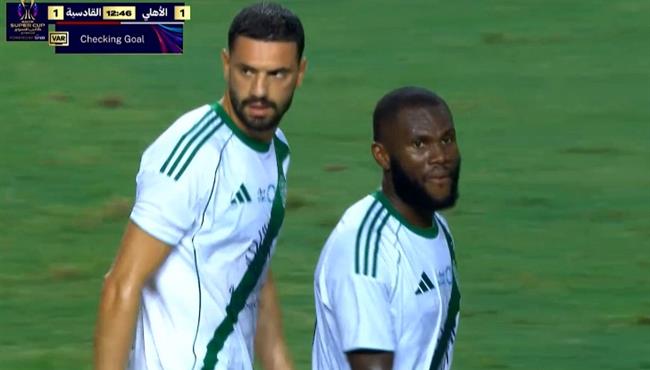 هدف فرانك كيسي الاول في مرمي القادسية بعد خطأ من المدافع بكأس السوبرالسعودي