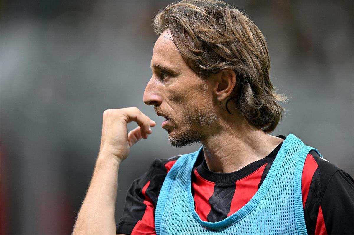 أنشيلوتي يكشف تفاصيل مكالمته مع مودريتش بعد انضمامه إلى ميلان