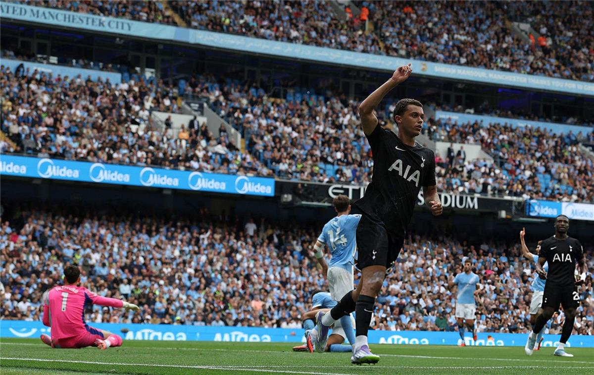 احتفال برينان جونسون بعد هدفه في مانشستر سيتي