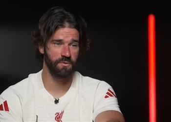 أليسون بيكر يوضح الفارق بين كلوب وسلوت ويحذر من مواجهة نيوكاسل