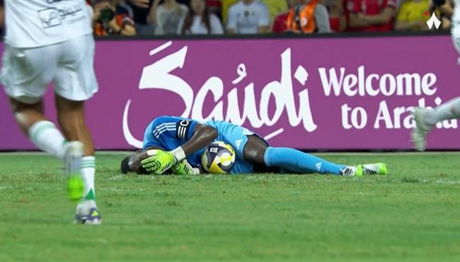 تدخل قوي من كومان على ميندي في مباراة النصر والاهلي بنهائي كأس السوبر السعودي