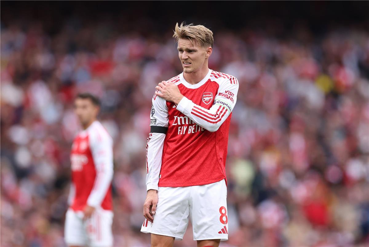 تطورات جديدة بشأن إصابة ساكا وأوديجارد قبل مباراة آرسنال وليفربول