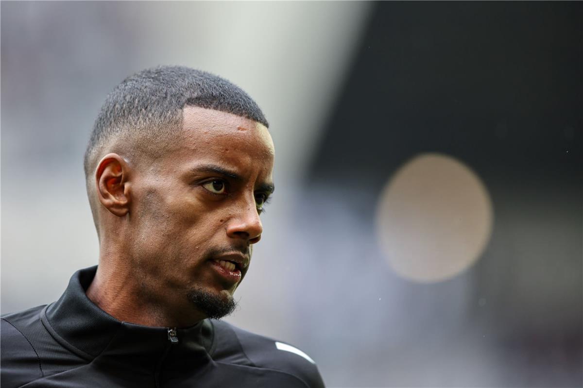 مهاجم مانشستر سيتي السابق على رادار ليفربول بديلاً لـ إيزاك