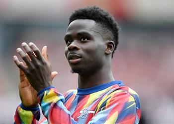 تطورات إصابة ساكا ومدة غيابه المتوقعة عن آرسنال