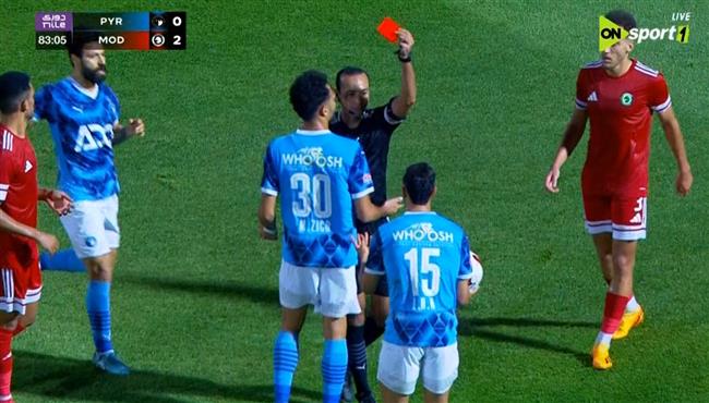 طرد محمد الشيبي في مباراة بيراميدز ومودرن سبورت بالدوري المصري