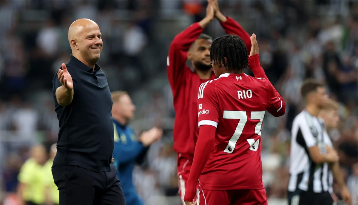 نيوز برو : سلوت بعد فوز ليفربول الدرامي على نيوكاسل: لم تكن مباراة كرة قدم.. وتفاجأت بـ إيكتيكي