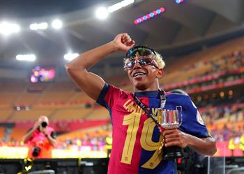 فريدي آدو يعلق على صورة لامين يامال الأخيرة لا تصطحب فتاة أكبر منك سوى والدتك