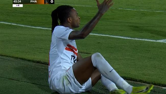 شيكو بانزا يطالب بركلة جزاء في مباراة الزمالك وفاركو بالدوري المصري