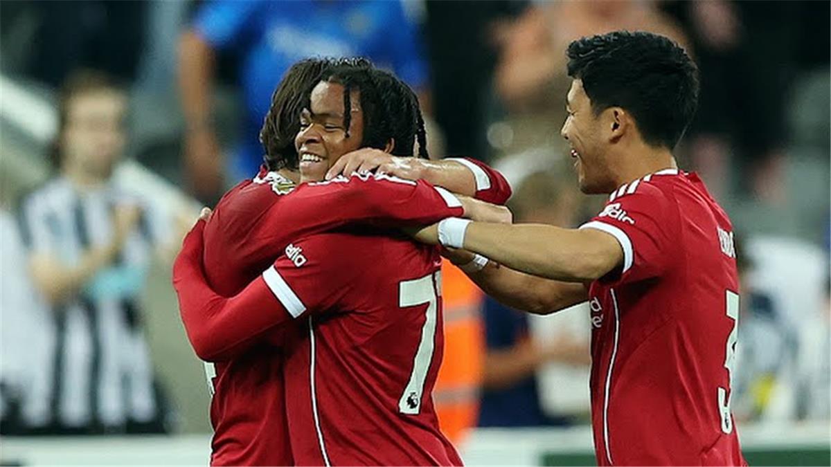 إيميل هيسكي يدافع عن صفقة ليفربول: تمنيت اللعب بجانبه