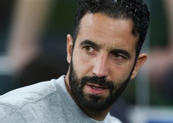 بعد خروجه المدوي في كأس الرابطة مانشستر يونايتد ينهي التكهنات حول مستقبل أموريم