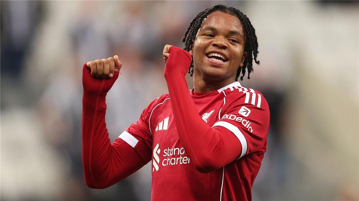 هدف نجوموها القاتل أمام نيوكاسل يشعل حربًا بين ليفربول وتشيلسي