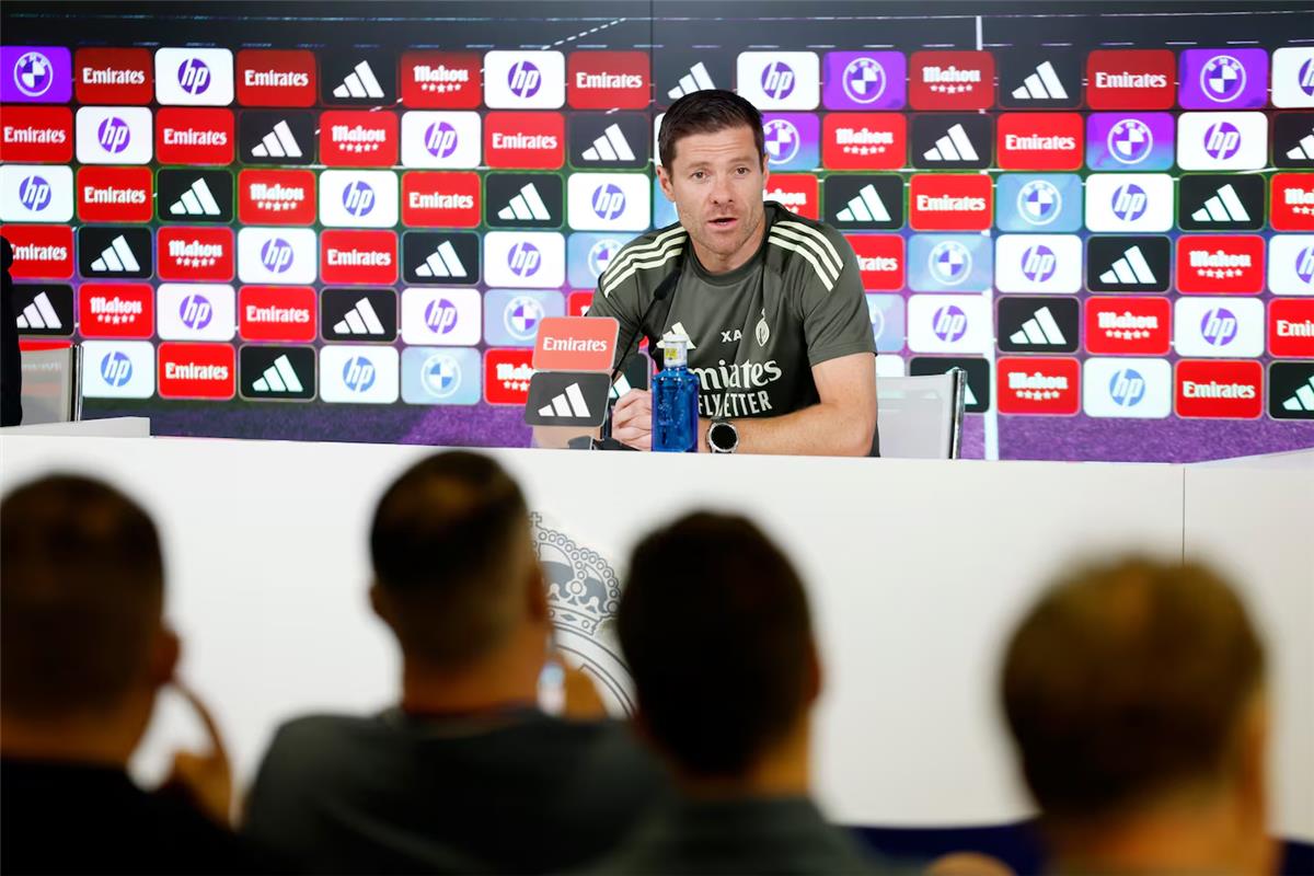 ألونسو يعلن بقاء لاعب ريال مدريد.. ويتهرب من الحديث عن عقد فينيسيوس بطريقة ذكية