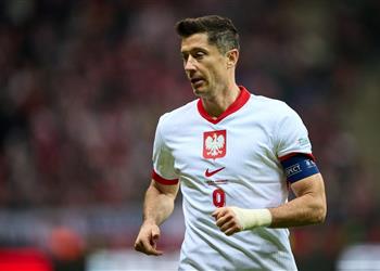 بعد تجريده من شارة القيادة مدرب بولندا يعلن موقف ليفاندوفسكي من مباراتي سبتمبر