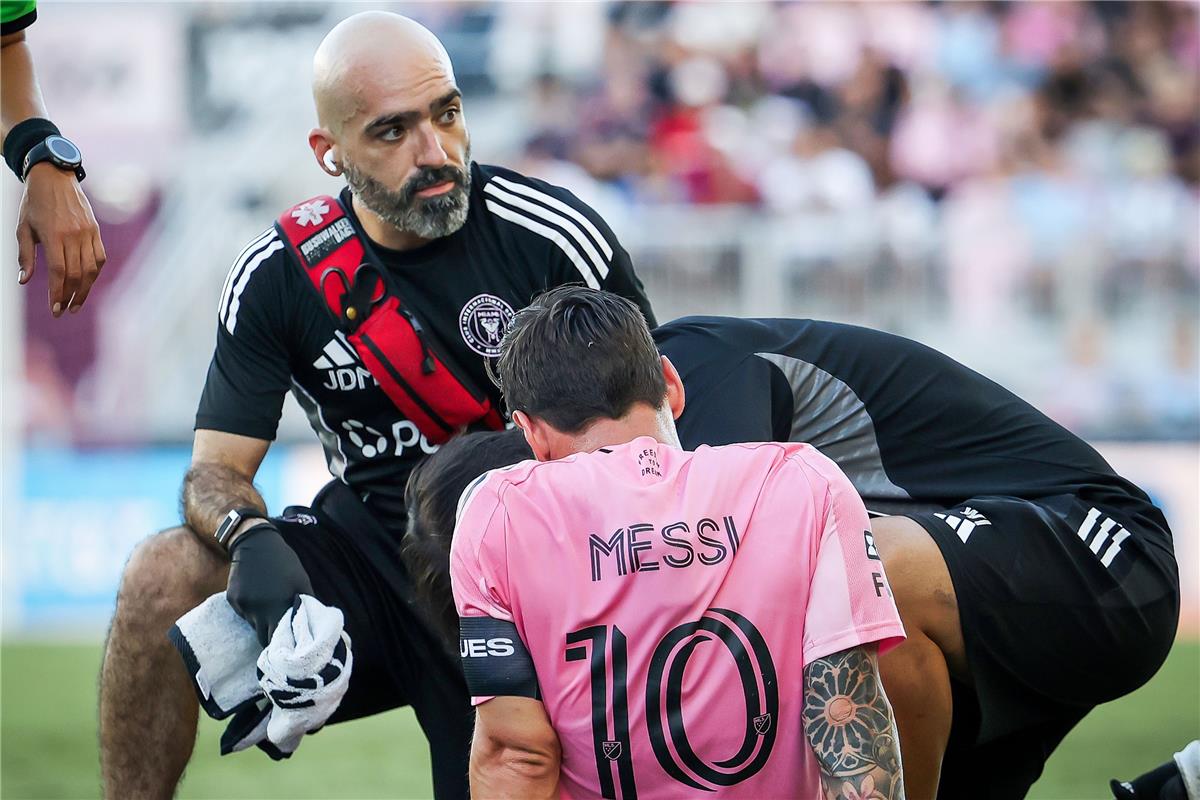 نيوز برو : الكشف عن مدة غياب ميسي بعد إصابته في مباراة إنتر ميامي ونيكاسكا المكسيكي