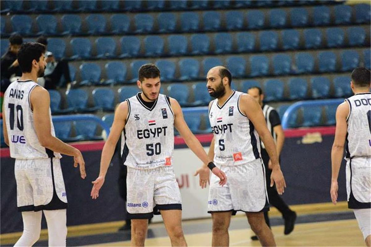 نيوز برو : أشرف صبحي يؤازر لاعبي منتخب مصر لكرة السلة قبل انطلاق بطولة الأفروباسكت