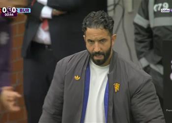 ضربة موجعة لاعب مانشستر يونايتد يغادر مباراة بيرنلي مصاب ا