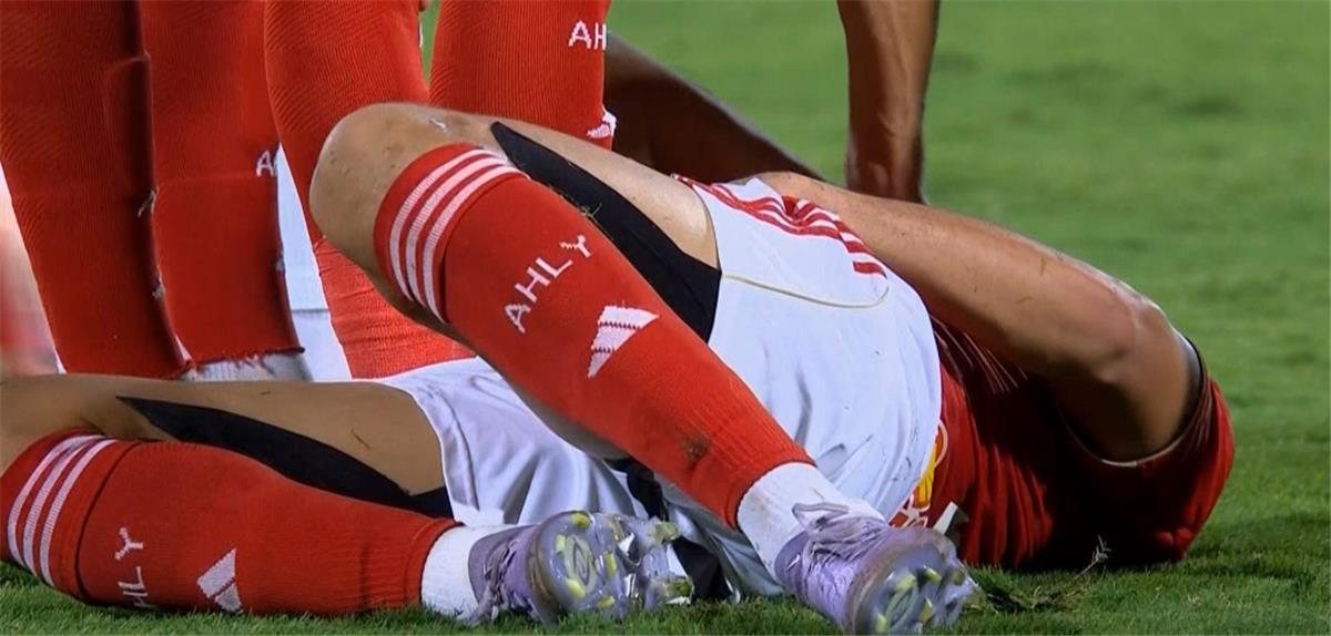 لاعب الأهلي يغادر مباراة بيراميدز بسبب الإصابة