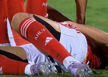 لاعب الأهلي يغادر مباراة بيراميدز بسبب الإصابة