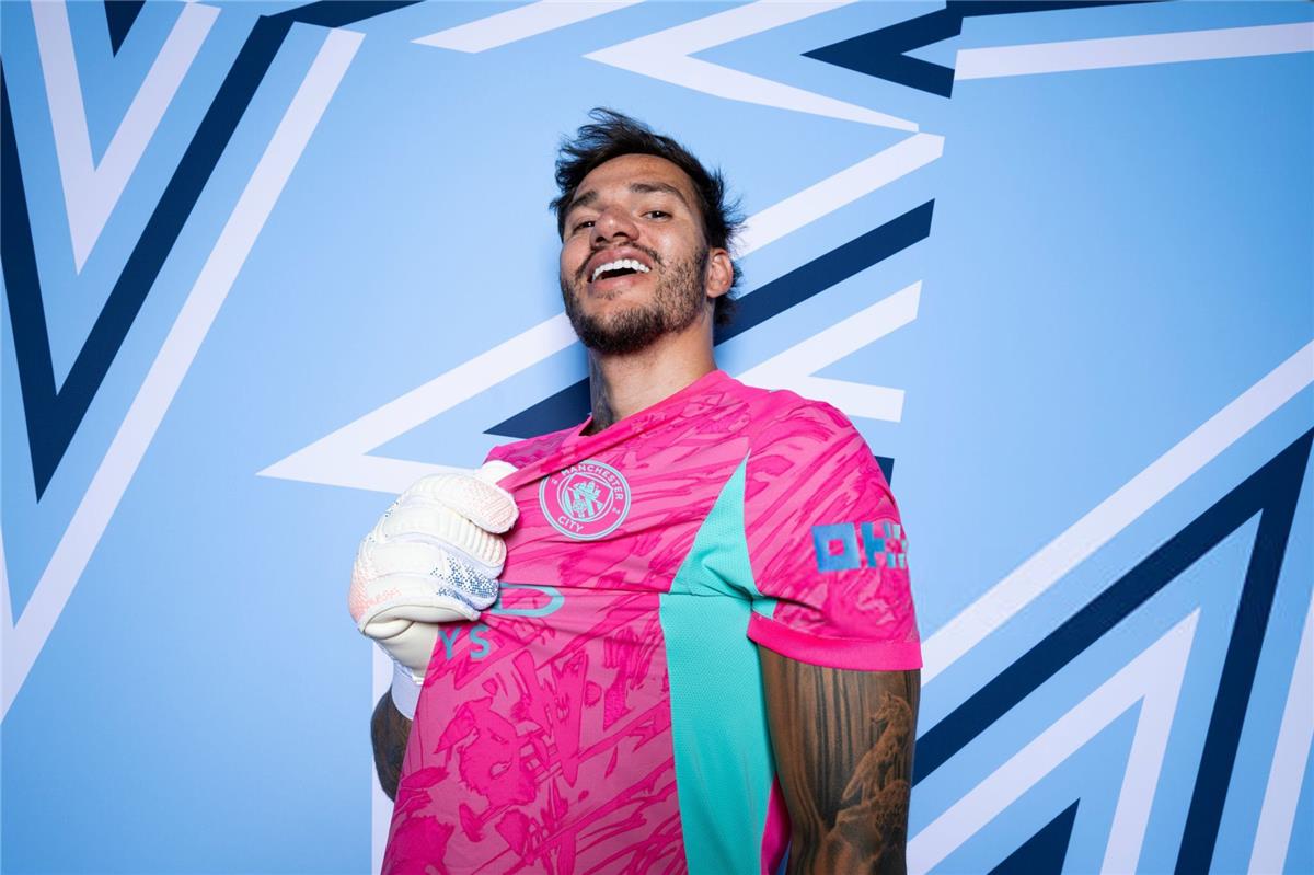 بعد جلطة سراي.. نادٍ تركي جديد يفاوض مانشستر سيتي لضم إيدرسون