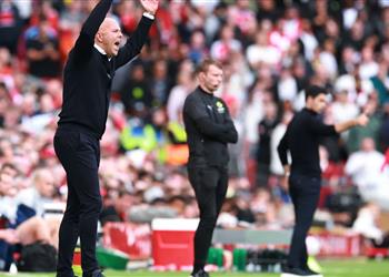 لاعب ليفربول يغادر مباراة آرسنال للإصابة