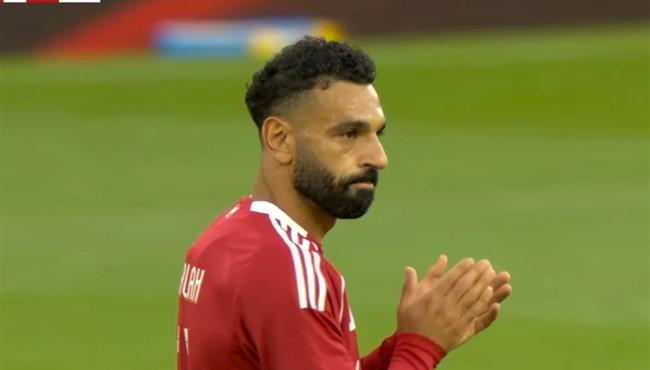 محمد صلاح يصفق ويحيي الراحل جوتا في مباراة ليفربول واتلتيك بلباو