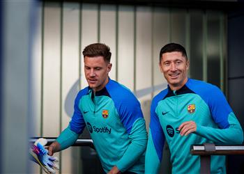 بكلمتين ليفاندوفسكي يرد على تصاعد أزمة تير شتيجن في برشلونة