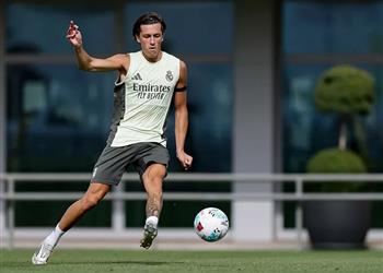 كاريراس لاعبو ريال مدريد فاجأوني وأحلم بظهوري الأول في سانتياجو برنابيو