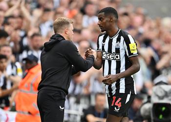 راية الاستسلام إيدي هاو يحفز ليفربول بتصريح جديد عن ألكسندر إيزاك