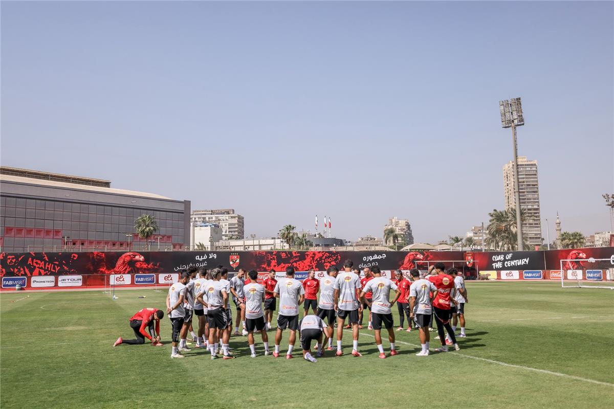 خاص | الأهلي يدرس إعادة مدربه السابق بعد رحيل ريبيرو