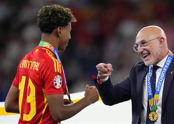 مدرب إسبانيا أشعر بالخوف عند الحديث مع لامين يامال