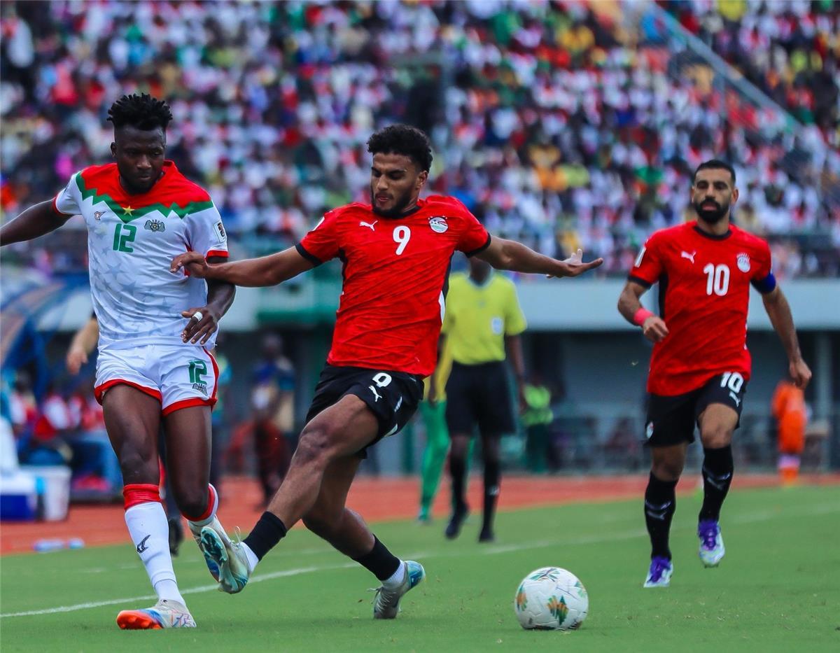 اخبار نيوز : وفاة مشجع لـ بوركينا فاسو في مدرجات ملعب مباراة مصر