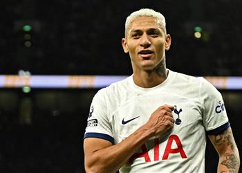 فيديو بسبب لاعب ليفربول ريتشارليسون يتهم الدوري الإنجليزي بالسرقة