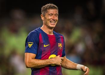 السرير السبب ليفاندوفسكي يتحدث عن إصابته ببداية الموسم وعلاقته بلاعبي برشلونة