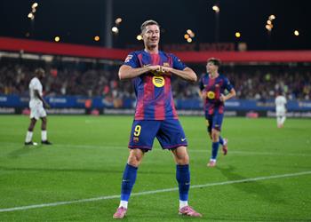 فيديو الحفلة مستمرة ليفاندوفسكي يسجل هدفين لـ برشلونة أمام فالنسيا