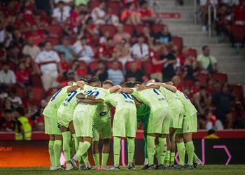 حكم مباراة برشلونة ونيوكاسل يونايتد في دوري أبطال أوروبا