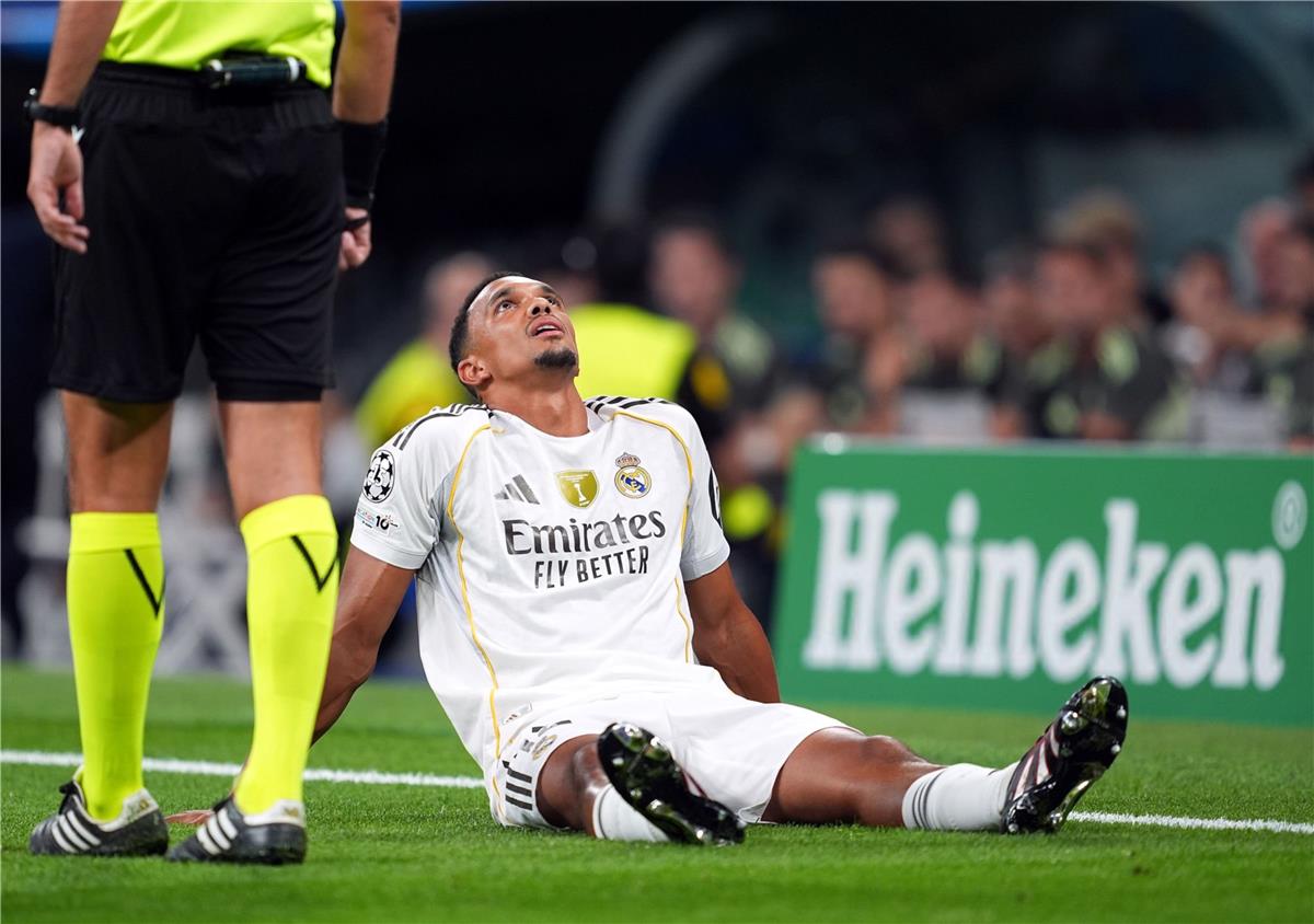 فيديو | ضربة مبكرة.. أرنولد يغادر مباراة ريال مدريد ومارسيليا مصابًا