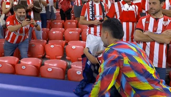 لقطة رائعه من مارتينيلي مع طفل يشجع اتلتيك بلباو بعد نهاية المباراة