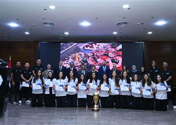 وزير الشباب والرياضة يكرم بطلات مصر لكرة السلة واليد بعد التتويج بـ بطولة إفريقيا