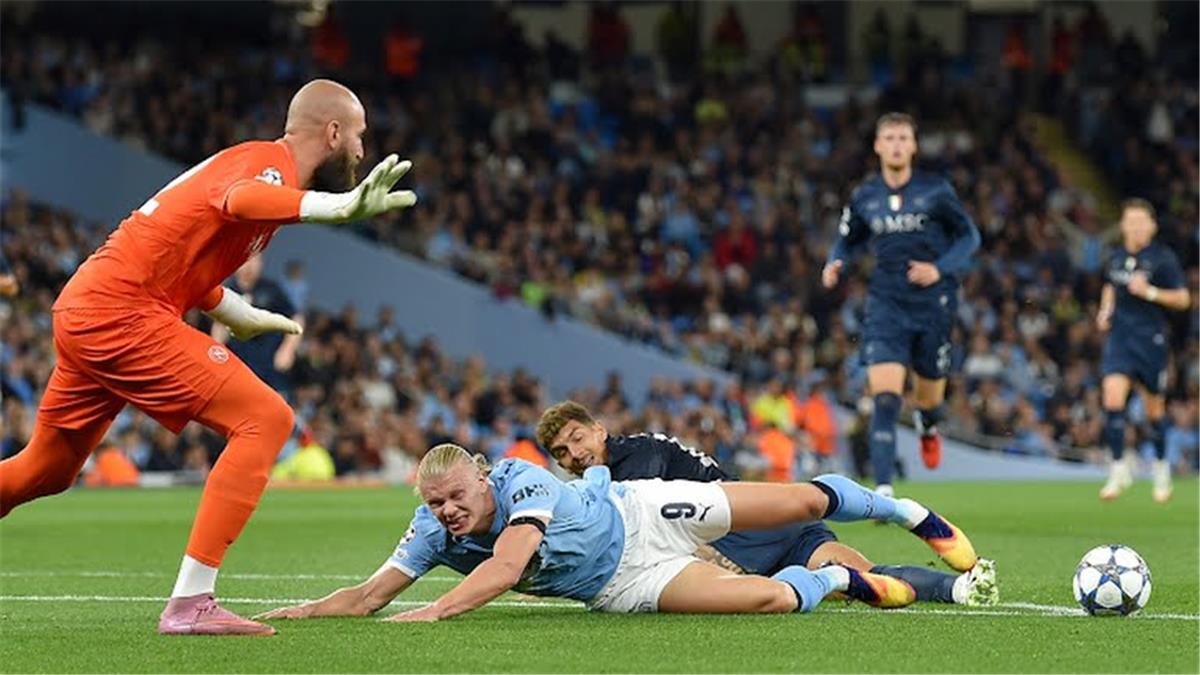 اخبار نيوز : فيديو | طرد لاعب نابولي أمام مانشستر سيتي في دوري أبطال أوروبا