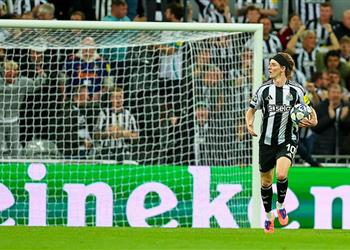 فيديو جوردون يسجل هدف نيوكاسل يونايتد الأول أمام برشلونة