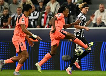 لاعب نيوكاسل يكشف سبب السقوط بثنائية أمام برشلونة في دوري أبطال أوروبا