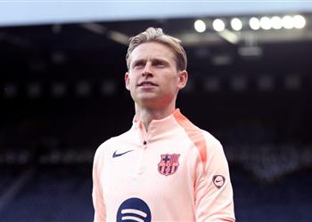 دي يونج عانينا أمام ضغط نيوكاسل ويرشح زميله للفوز بالكرة الذهبية